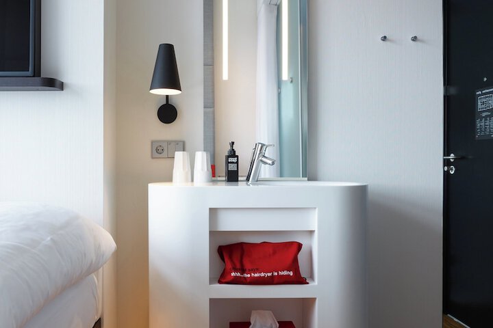 Room 17 of 37