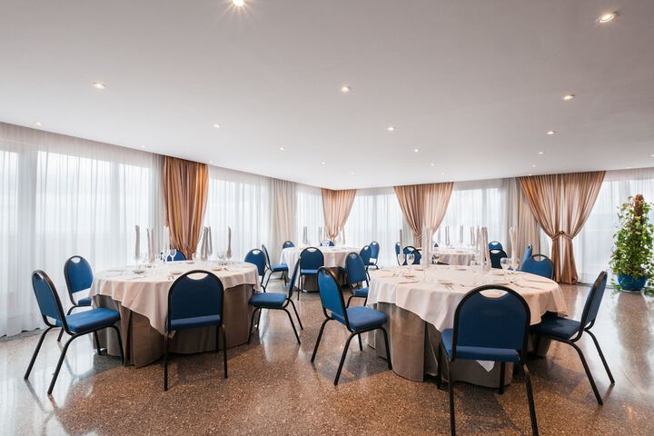 Ballroom/Hall 35 of 42