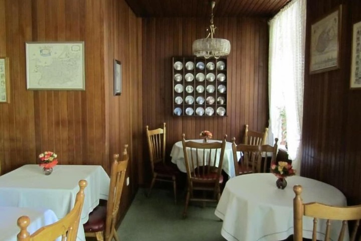 Dining 8 of 13