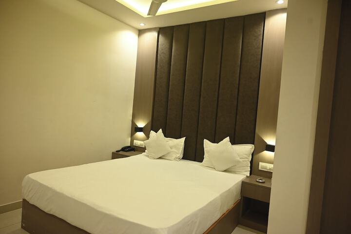 Room 25 of 38