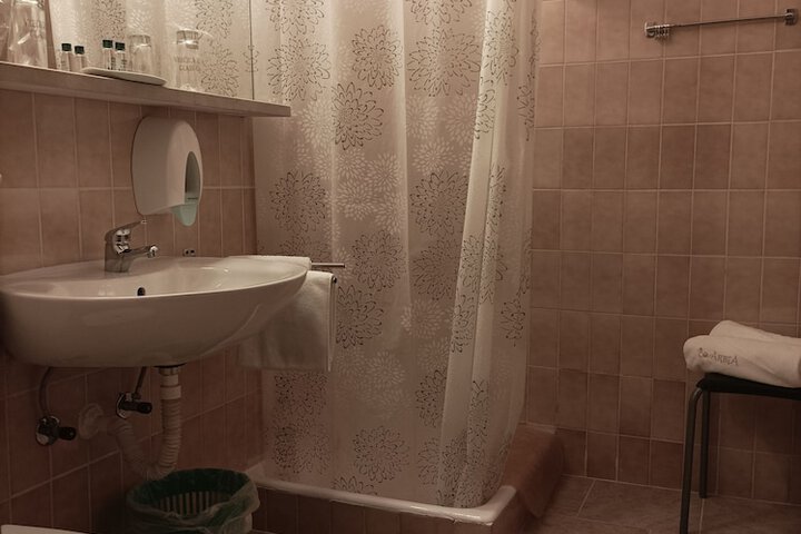 Room 8 of 31