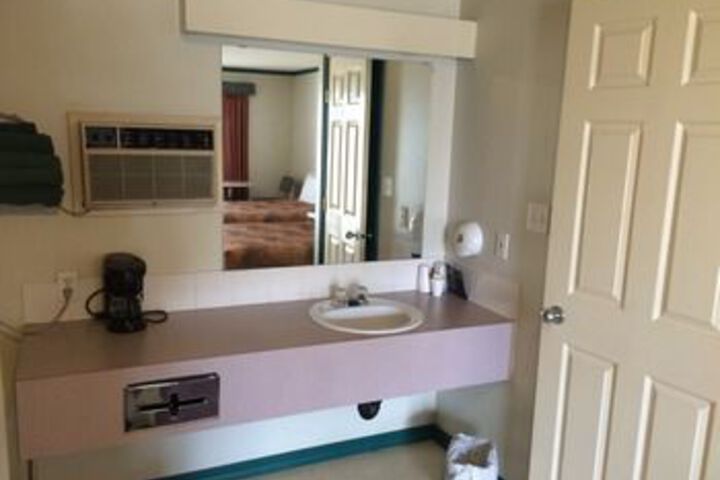 Room 4 of 7