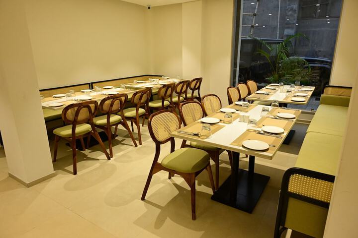 Dining 40 of 48