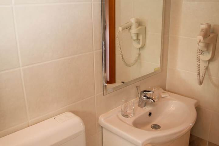 Room 10 of 27