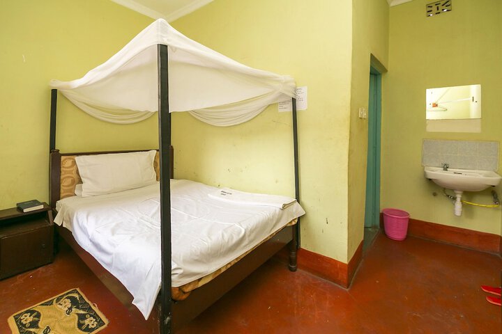 Room 7 of 18