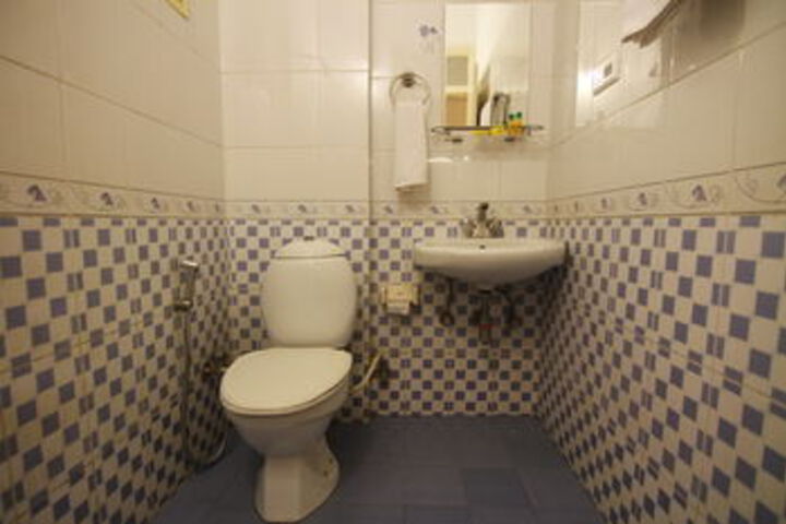 Room 8 of 18