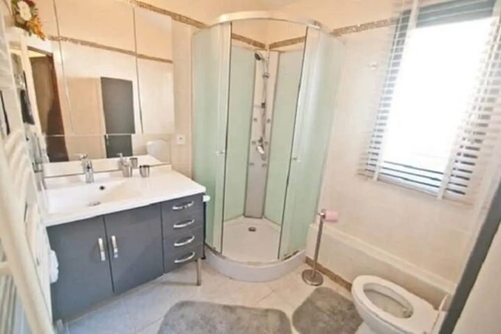 Room 4 of 9