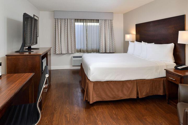 1 King Bed Microwave and Refrigerator WiFi Full Breakfast (13 of 17)