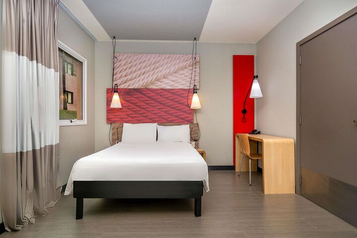 Room 6 of 43