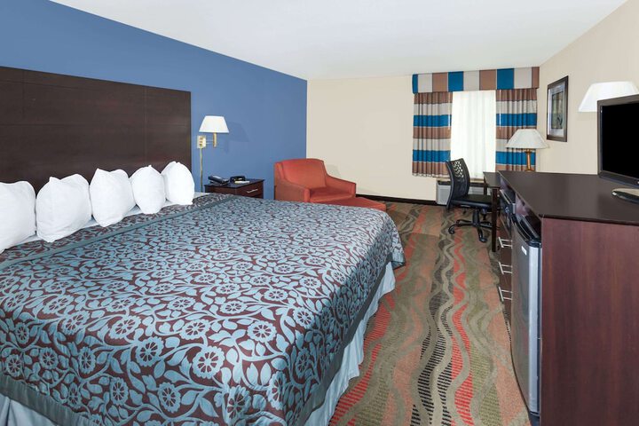 Standard King Bed Accessible (15 of 15)