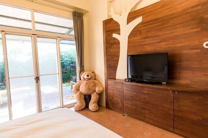 Room 6 of 9