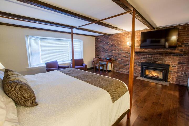 1 King Bed (3 of 23)