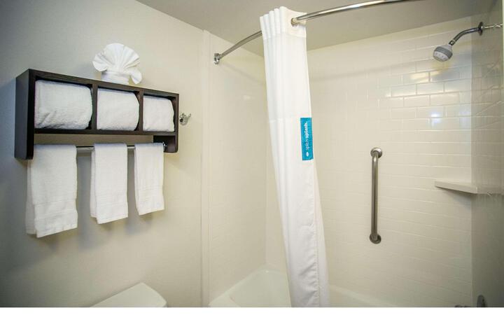 1 King Mobility Hearing Accessible with Tub (1 of 11)