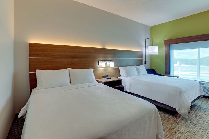 2 Queen Beds (6 of 12)