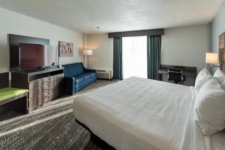 1 King Bed Exercise Bike Microwave, Refrigerator Walk in Shower Full Breakfast (5 of 30)