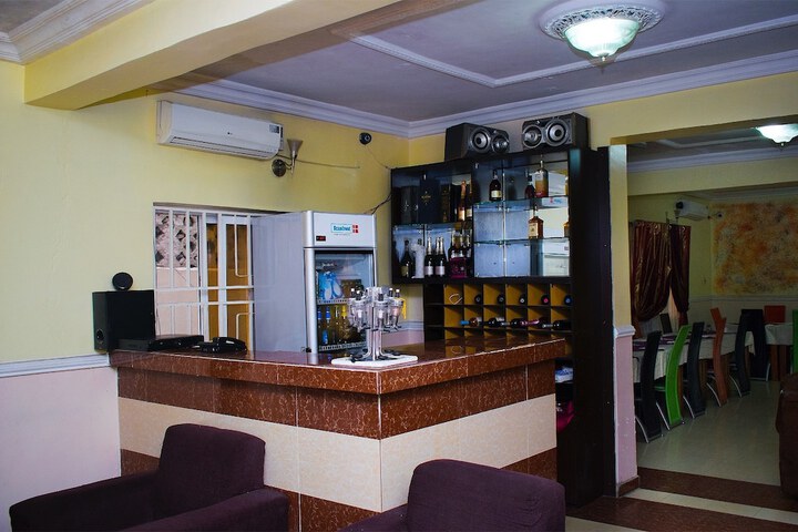 Lounge 15 of 18