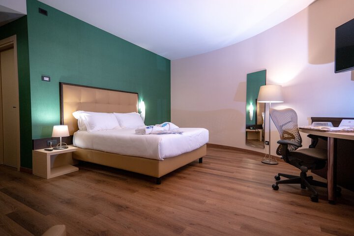 Room 34 of 106