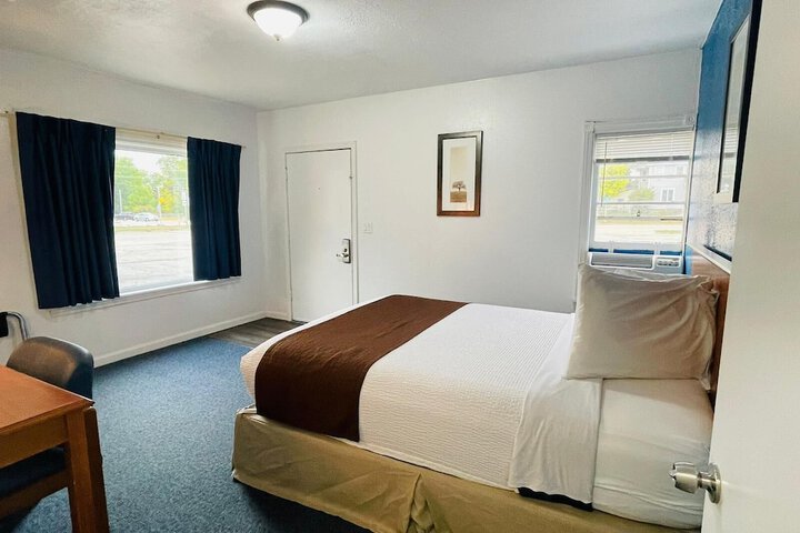 1 Queen Bed (7 of 9)