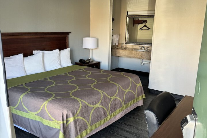 Basic Room 1 King Bed (2 of 9)