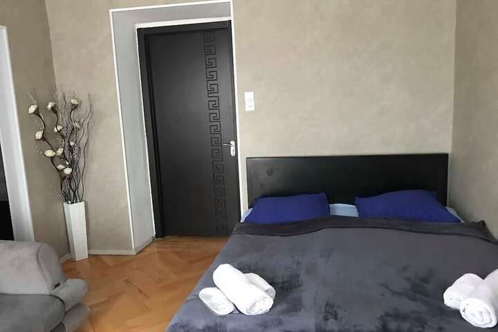 Room 10 of 11