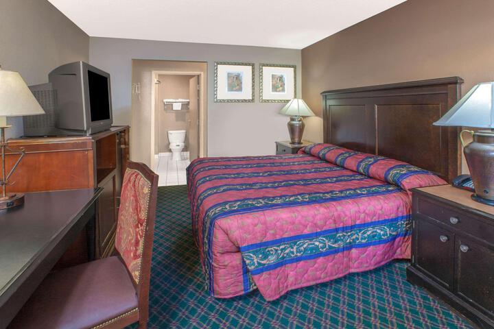 1 King Bed (5 of 11)
