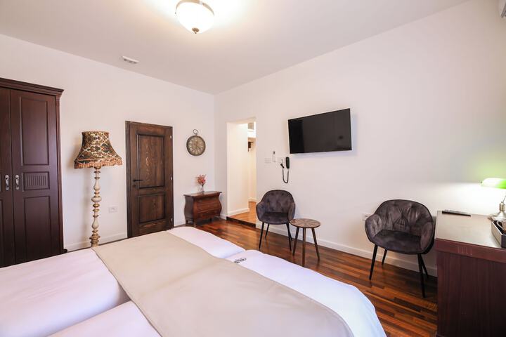 Room 15 of 102