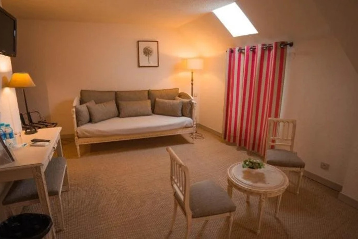 Room 7 of 18