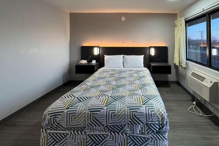 1 Queen Bed (10 of 12)