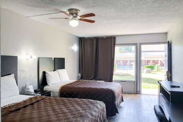 2 Double Beds (16 of 23)