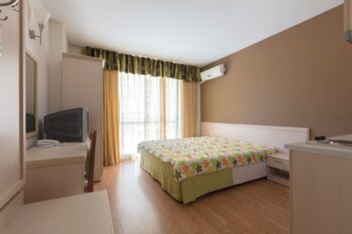 Room 13 of 16