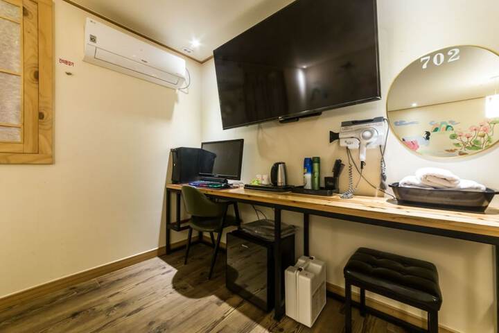 Room 28 of 35