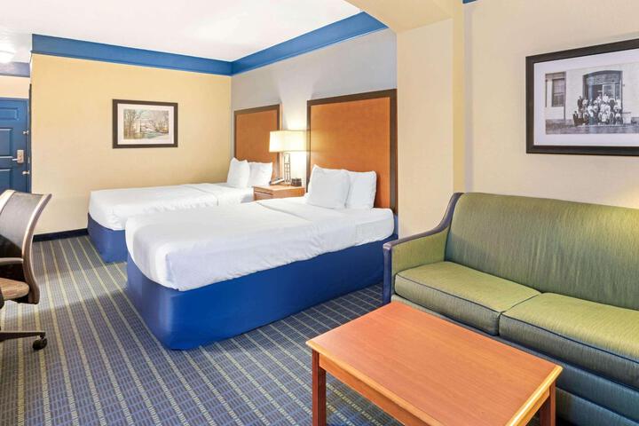 2 Queen Beds (2 of 9)
