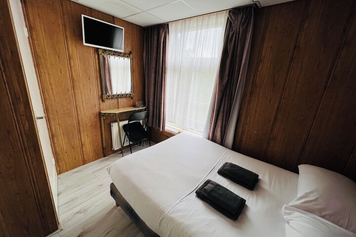 Room 7 of 37