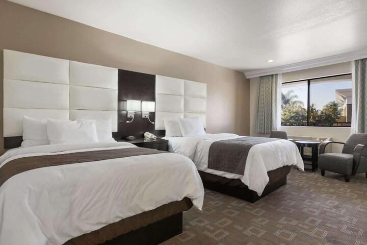 2 Double Beds (6 of 6)