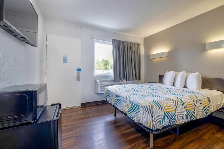 1 Queen Bed (6 of 9)