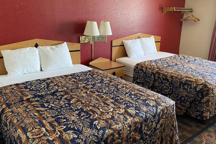 2 Double Beds (9 of 18)
