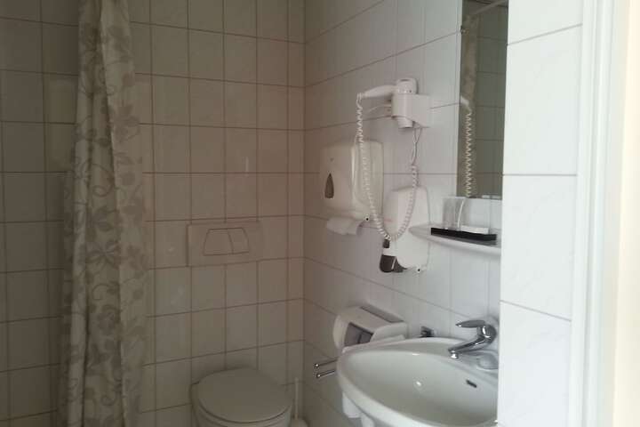 Room 16 of 38