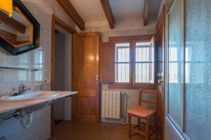 Room 2 of 32