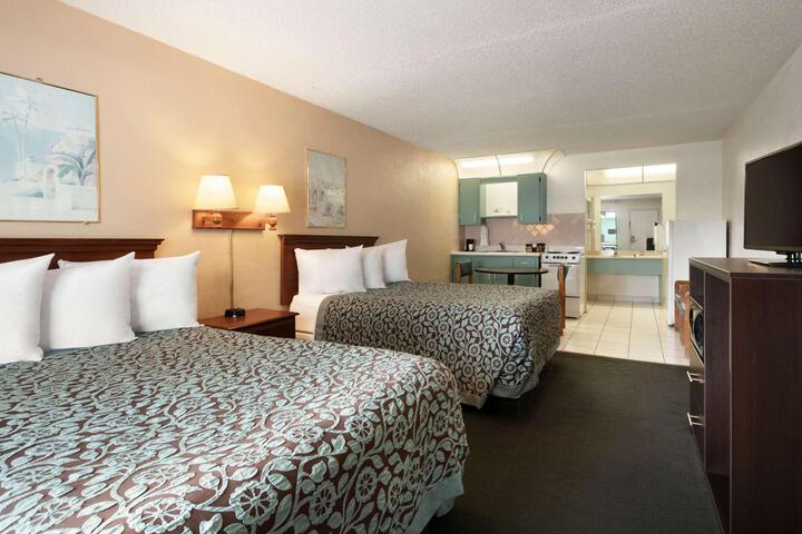 2 Queen Beds Pool Side (2 of 5)