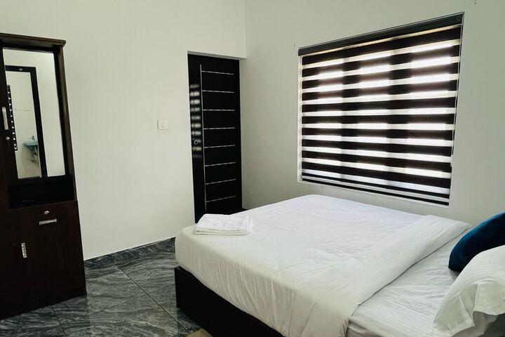Room 6 of 11