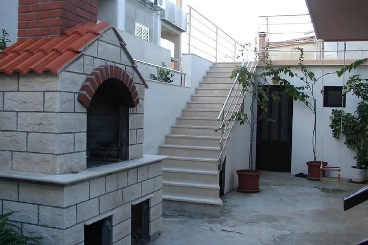 Marti Free Parking and Grill A1 More