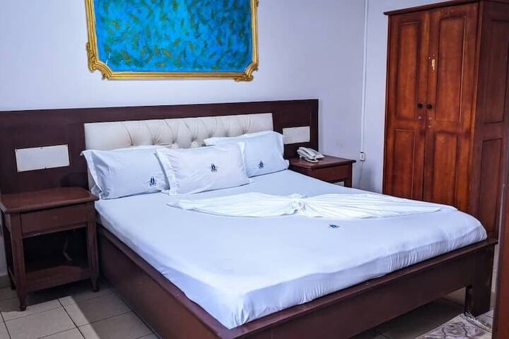 Room 4 of 7