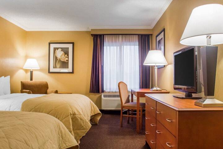 1 Queen Bed (5 of 10)