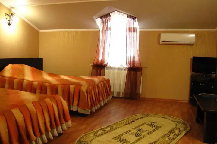 Room 5 of 8