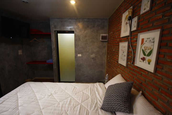 Room 8 of 122