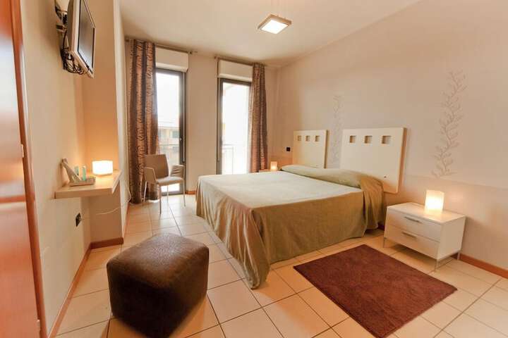 Room 2 of 28