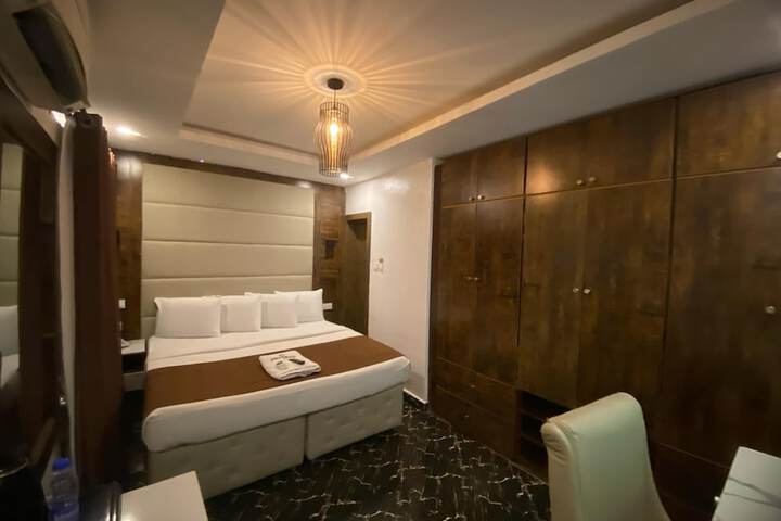 Room 9 of 28