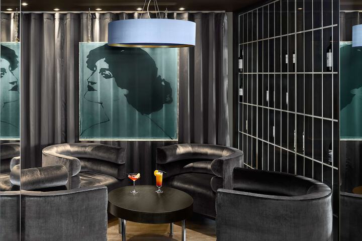 Lounge 102 of 118