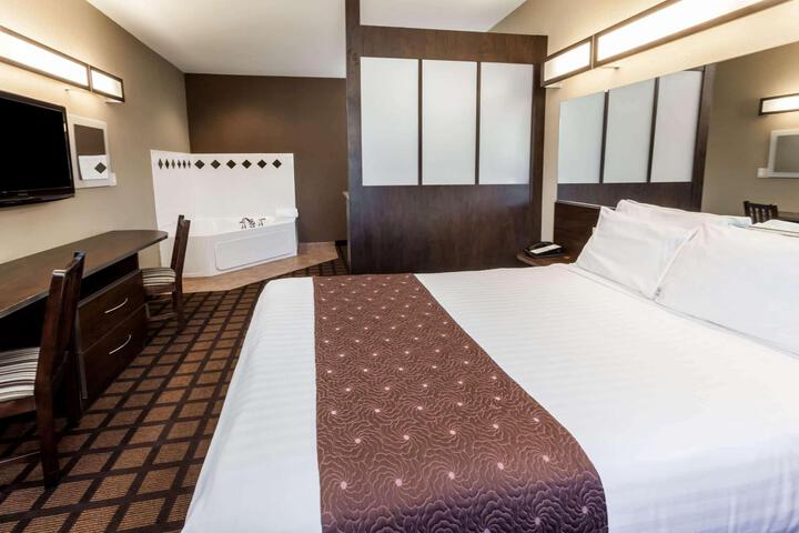 1 Queen Bed (13 of 16)