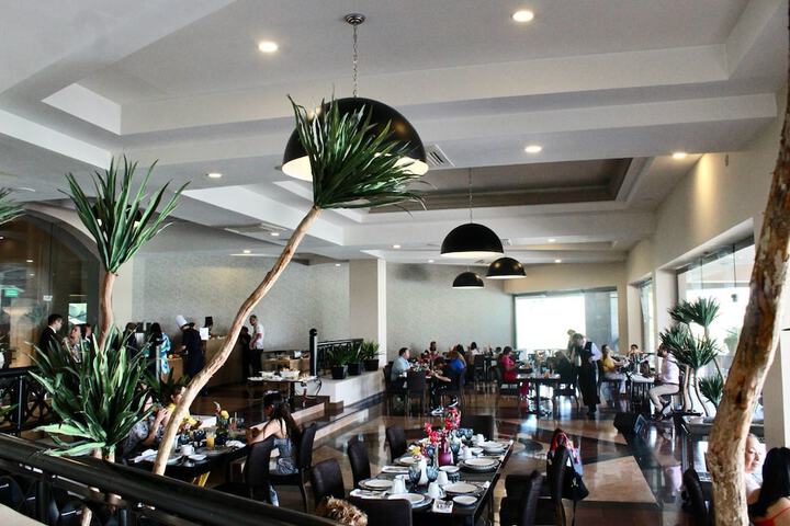 Dining 47 of 59